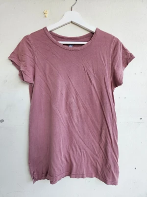 Rosa topp från Aerie - Rosa topp från Aerie American Eagle i mjuk bomull. Modellen är klassisk med rund halsringning och korta ärmar. Liten fläck fram som man ser på sista bilden, annars fint skick