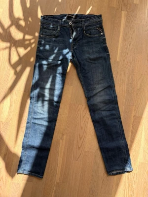 Mörkblå raka jeans från Replay - snygga mörkblå jeans från Replay i stl 30/32. Mycket bra skick!