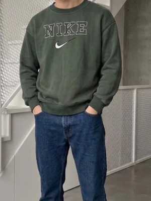 Mörkgrön vintage Nike crewneck - Vintage Nike crewneck very well preserved, has no flaws and no lints or stains, should only be cleaned with a damp rag and not in the washing machine, size M, original, very cozy and comfortable and it looks good with anything 