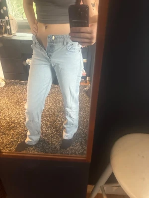 Ljusblå raka jeans med hög midja