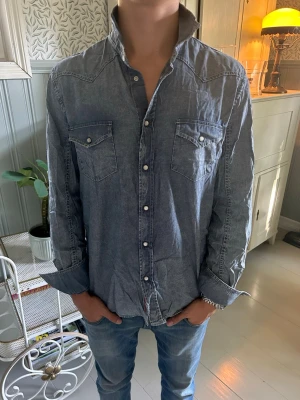 Jacob Cohen Denim Shirt - Jacob Cohen Denim Shirt Modell: J8067 Storlek: S Färg: denim Skick: 9/10 Modellen är 179cm lång och 65kg Nypris: ~300€