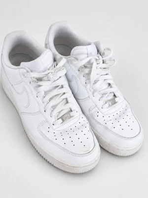 Vita Nike Air Force 1 sneakers - Klassiska helvita Nike Air Force 1 sneakers i läder med perforerad tåbox, vit sula och snörning. Ikonisk Swoosh-logga på sidan och metallbricka med 'AF1' på snörena. Perfekta för en clean och stilren look. Använda några gånger lite missfärgning men inget fel på dem 