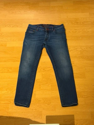 Jacob Cohën Jeans -  Säljer dessa Jacob Cohën  jeans dom sitter som 30 30 passar mig väldigt bra som är 165cm dom har ett litet hål i skrevet men inget som syns, hör gärna av er vid prisförslag eller funderingar🤝