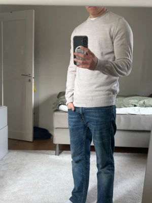 Helt ny stickad J.Lindeberg tröja - Snygg stickad ljusbeige tröja från J.Lindeberg perfekt nu till hösten | Helt ny | Nypris 1699kr | Storlek S | 100% italiensk mjuk & lyxig merinoull |
