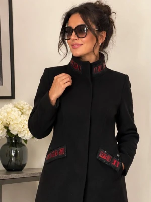 Angelo Marani ullkappa 100% ren ny ull – Made in Italy stl 44  - Elegant svart kappa från italienska Angelo Marani. Tillverkad i Italien av 100% ren ny ull (virgin wool).  Mycket snygg och feminin modell med hög krage och exklusiva dekorativa detaljer i svart och rött på kragen och fickorna. Klassisk figursydd silhuett och helfodrad insida.  Storlek: 44 Material: 100% ren ny ull Made in Italy  Kappan är i mycket fint skick. En elegant och ovanlig modell som passar perfekt till höst och vinter.  Mått kan skickas vid önskemål.