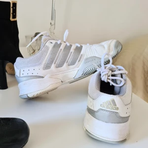 Adidas gympaskor storlek 40, 2/3 - Sköna Adidas gympaskor som passar till allt! För stora för mig men passar bra för dig med storlek 40-41.  🤍 Exakt storlek: 40, 2/3 . Obs! I ok skick. Tecken på slitage (!) varav priset. 