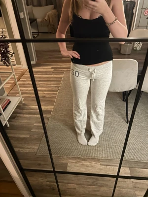 Gråa mjuka loungewear-byxor - Säljer ett par ljusgrå loungewear-byxor med dragsko i midjan  Byxorna har raka ben och är tillverkade i ett mjukt och bekvämt material, perfekta för att chilla hemma.