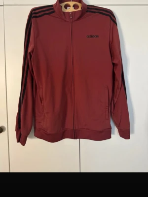 Adidas sportswear kofta - Använd ett fåtal gånger mycket fin i samband med träning och vardag