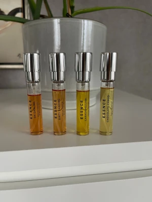 Essnce 8 ml parfymer - Fyra små parfymer från Essnce i dofterna Oh Darling, Dirty Dancing, Carashmellow och Chocolate Chaud. Säljer enbart alla fyra tillsammans! 🤎