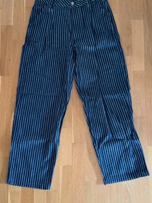 ASOS Pinstripe Jeans - ASOS Pinstripe Jeans, EU 46, helt nya utan prislapp, baggy