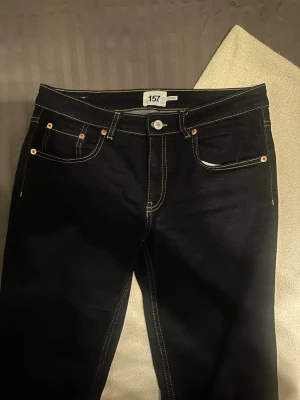 Mörkblå bootcut jeans  - Ett par mörkblåa utsvängda jeans ifrån lager 157, endast användna en gång. Köpte dem för några dagar sen men inte riktigt min typ av jeans. Jeansen är mid waist. 🌸
