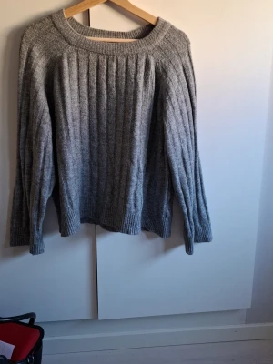 Grå ribbstickad tröja - Grå stickad tröja 