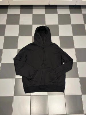 Svart Hoodie  - En skön svart hoodie från H&M och har passform relaxed fit. Använd en gång och sen dess har den bara hängt i garderoben, så tveka ej på att höra av dig 