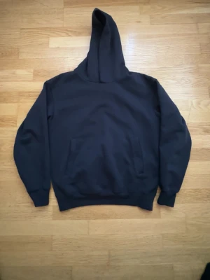 blå basic hoodie med huva - uniqlo hoodie, passar för dom som vill ha cropped hoodie och saggar eller utan sagga. jag är 180cm så de ser stil rent ut. har fläckar som ni ser men syns inte på långt avstånd som 2-3 meter