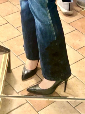 Svarta klackskor! - 🌸Säljer ett par oanvända svarta pumps med spetsig tå och hög klack. ! 🌸 storlek : 38. Klacken är ca 6 cm!🌸