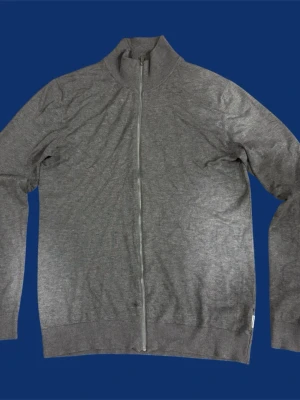 Grå ziptröja från Lindbergh - Stilren grå ziptröja från Lindbergh i slim fit-modell.