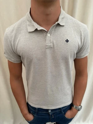 Morris piké  - Otroligt snygg piké från Morris. Mycket bra skick, inga defekter. Strl M, personen på bilden är 185 cm lång. Skicka gärna prisförslag. Kika in min profil för mer schyssta plagg