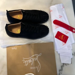 Christian Louboutins med nitar - Säljer ett par Christian Louboutins med nitar