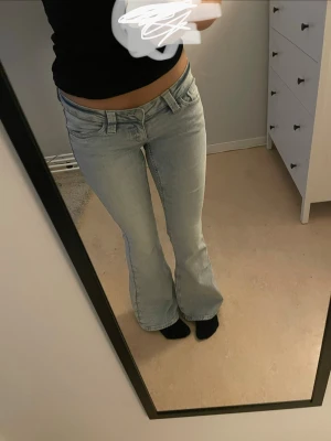 ljusblå jeans från gina tricot - ljusblåa jeans från gina tricot 14+💕 aldrig använda men utan prislapp. skriv och fråga om mer frågor. storlek S