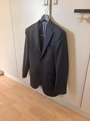 Suitsupply kavaj - Suitsupply kavaj i Vitale Barberis super 110s ull, grym passform och otroligt skön, strl 44 och passar mig som är 170cm och väger 60kg, nypris ca 5 000kr 