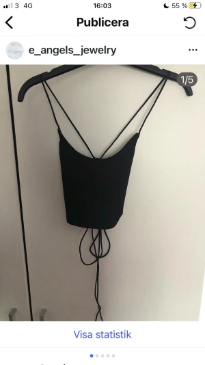 Svart croppad linnetopp med snörning i ryggen - OBS BILDERNA TAGNA FRÅN MIN INSTAGRAM‼️‼️ Trendig svart croppad linnetopp med tunna axelband och snygg snörning i ryggen. Perfekt för sommaren och enkel att styla med både jeans och kjol. Materialet känns mjukt och följsamt mot huden. Ganska stretchigt material för både toppen och snörningen.