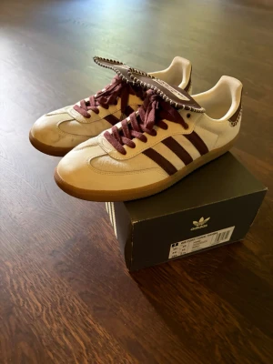 Rödvita adidas Wales bonner  - Ett par rödvita Adidas wales bonner som är använda några gånger. Skicket är 8/10, för att de har använts och sul texten har försvunnit.  Priset är ej hugget i sten. Dustbag och extra snören medföljer! 