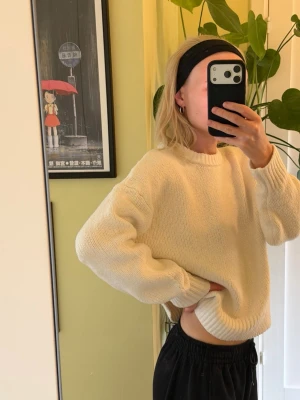 Oversized vit stickad tröja från BikBok  - Vit mjuk stickad tröja från BikBok. Använd två gånger. 