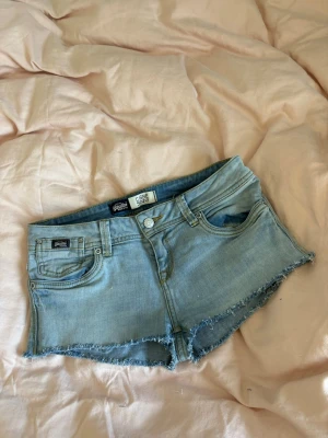 Ljusblå jeansshorts - Snygga ljusblå jeansshorts! Jätte fin färg. Storlek 26! 