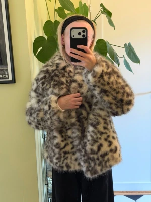 Leopardmönstrad fuskpälsjacka från Zara - Säljer populär fuskpäls från Zara. Den är leopardmönstrad fast i färgen som en snöleopard. Aldrig använd med lappen kvar. 
