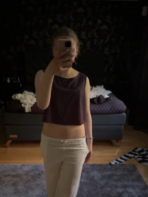 Croppad linnetopp - Säljer en enkel och stilren mörkblå croppad linnetopp. Toppen är ärmlös med rund halsringning och har en loose passform som ger en avslappnad vibe. Perfekt att matcha med höga byxor eller kjol.