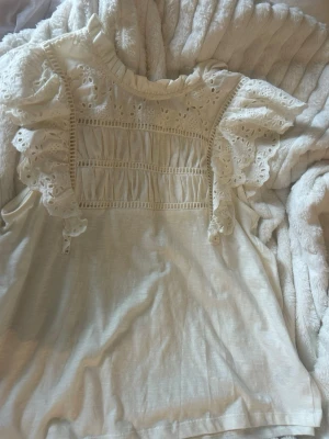 Vit/beige blus - Vit/beige blus från Holly white (Lindex) i storlek S. Använd men i bra skick. Skriv om ni har frågor!💕