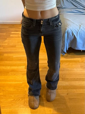 Svarta bootcut jeans Gina Tricot - Säljer dessa svarta lågmidjade jeans från Gina Tricot. Storlek 170, motsvarar XS/S. Midjemått: 68 cm och innerbenslängd: 80 cm. Endast använd fåtal gånger och i super fint skick. 260 kr + frakt! Vid fler frågor, etc skriv privat ☀️🩷🙌🏼🏄🏽‍♀️✌🏼🫂