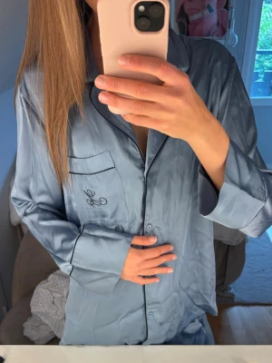Gråblå pyjamas med marinblå detaljer - Superfint pyjamassett från H&M