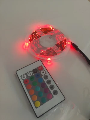 10m LED-list med fjärrkontroll RGB - Säljer en flexibel LED-list med RGB-färg och tillhörande fjärrkontroll. Du kan enkelt byta färg mellan rött, blått och flera andra nyanser. Perfekt för att skapa stämning i rummet eller bakom TV:n. Listen är tunn och kommer på en rulle, fjärren har många färgval.