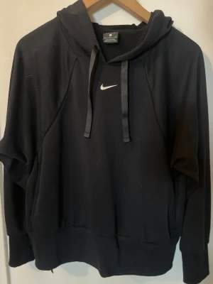 Svart hoodie - Säljer en svart hoodie från Nike, hoodien har huva med dragsnören🖤