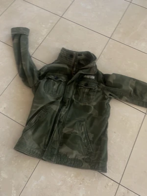 Klassisk grön camo vindjacka - 4 klädesplagg bulk