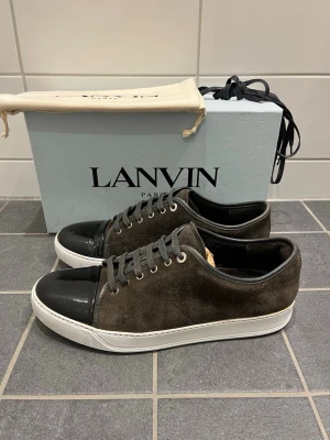 Lanvin DBB1 Skor - Tja! Säljer dessa Tvärfeta Lanvin skor i bra skick! Defekter? Skada vid cap toen. Skorna är Behandlade med whitning cream! (Endast Skorna ingår vid köp!) Storlek Uk 10, Eu44. vid fler frågor å bilder är det bara att höra av sig🤝