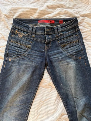 Lågmidjade jeans med detaljer - Skitsnygga jeans med fina detaljer. Köpta secondhand. Säljer då de till min stora sorg blivit för små☹️