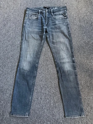 Replay Jeans - Replay jeans i stl 33. Cond 9/10. Nypris 2699, vårat pris 899. Sjukt stilrena o schyssta jeans. Pris kan förhandlas vid snabb affär. Hör av dig vid minsta lilla fundering!👌🏻