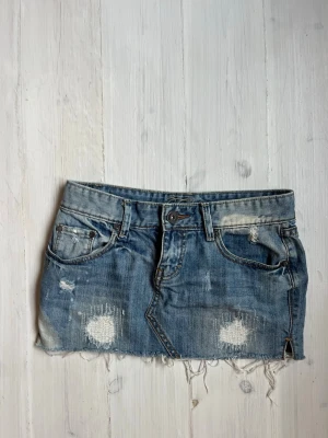 Jeanskjol - Jätte snygg jeanskjol  Midjemått: 36 cm Längd: 27 cm                                              Pris går att diskutera vid snabbt köp