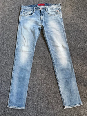 Replay jeans - Replay jeans i stl 32. Cond 8.5/10. Nypris 2699, vårat pris 999. Sjukt stilrena o schyssta jeans. Pris kan förhandlas vid snabb affär. Hör av dig vid minsta lilla fundering!👌🏻
