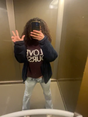 Vinröd stickad tröja - Vinröd stickad tröja med vit text på bröstet som säger 'LOVE YOURSELF'. Tröjan har en avslappnad passform och långa ärmar. Perfekt för dig som vill ha en trendig och bekväm look. Passar både till höst och vinter, men även till en kylig sommarkväll🤍