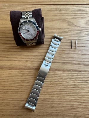 Armband för Tudor GMT klocka 22 mm bandhornsbredd - Specialbeställt armband passande Tudor Black Bay med 22mm bandhornsbredd. Oyster-armband utan fakebrickorna på sidan. Klockan är ej till Salu, endast armbandet. 