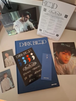 ENHYPEN Dark Blood fotobok & merch - Fotokorten har dock sålts så om du vill köpa albumet så kan du få välja 2-3 andra fotokort som kommer med samma pris istället för Jay och Jungwon!!!!! Säljer en blå fotobok med titeln 'Dark Blood' från ENHYPEN. Medföljer flera fotokort, större idolbilder, ett blått bokmärke och en låtlista. Boken har hårt omslag och allt material är i papper och kartong. Perfekt för K-pop fans och samlare.