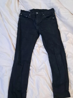 Svarta Levi's Premium jeans - Säljer ett par svarta Levi's Premium jeans med  raka ben. Materialet är slitstarkt denim i bomull. Perfekta för dig som gillar en tidlös och clean look.