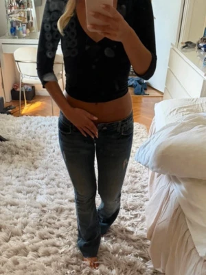 Lågmidjade jeans - Säljer dessa lågmidjade bootcut jeans för att dom tyvärr är för små på mig. Midjemått: 36cm  Innerbenslängd: 76cm 