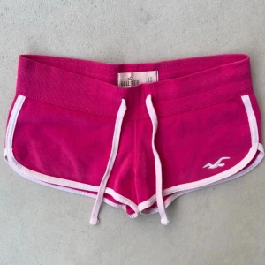 Hollister hot pink super low shorts  - så söta rosa perfekta shorts från hollister med en sporty vibe 💕leverans inom 24h   passar både xs och xs/s då det är mjukis med justerbar midja 