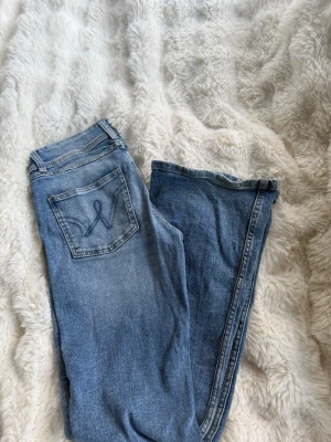 Blå jeans från Gina Young - Hej, jag säljer dessa sjukt snygga jeans från Gina young i storlek 164.  Jag säljer dom pågrund av att de inte kommer till användning, de är smått slitna i fållen(kolla bilden), men utöver det inga skador!💘Skickas nytvättade!