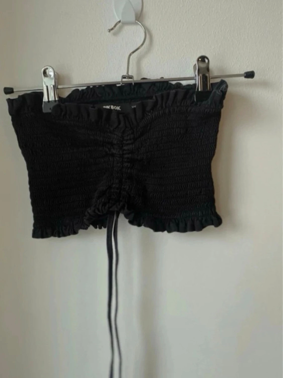 Svart smockad tubtopp från BikBok - 3
