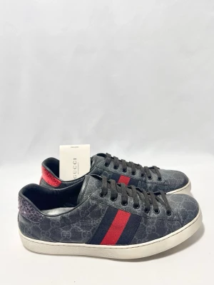 Gucci Ace Svarta Sneakers  - Gucci Ace i en väldigt populär svart model! Väldigt fint skick utan tydliga defekter. Liten slitning vid insida häl. Us 9, passar 43/44. Kontakta mig för fler frågor och funderingar!